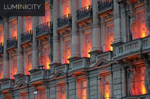 BALCON ÉCLAIRÉ AVEC RGBW LED LUMINAIRES AVEC UNE OPTIQUE SPÉCIALE