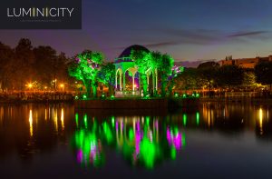 PAVILLON DU PARC DANS SON COLORÉ ET LUMIÈRE